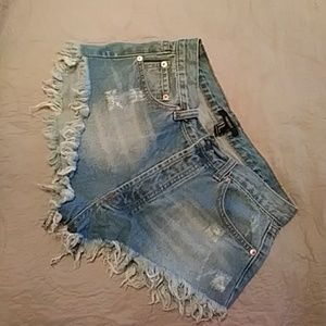 Adorable distressed shorts